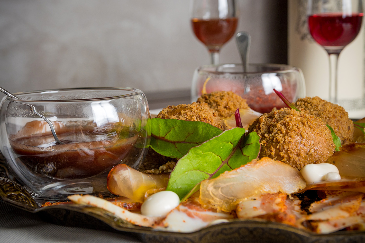 Традиційна гастрономія уявляє собою своєрідний мікс всіляких страв, які готують з того, що проростає й живе в тій чи іншій місцевості, національних кухонь народів, які заселяли регіон, а також моди і кулінарних віянь різних епох.